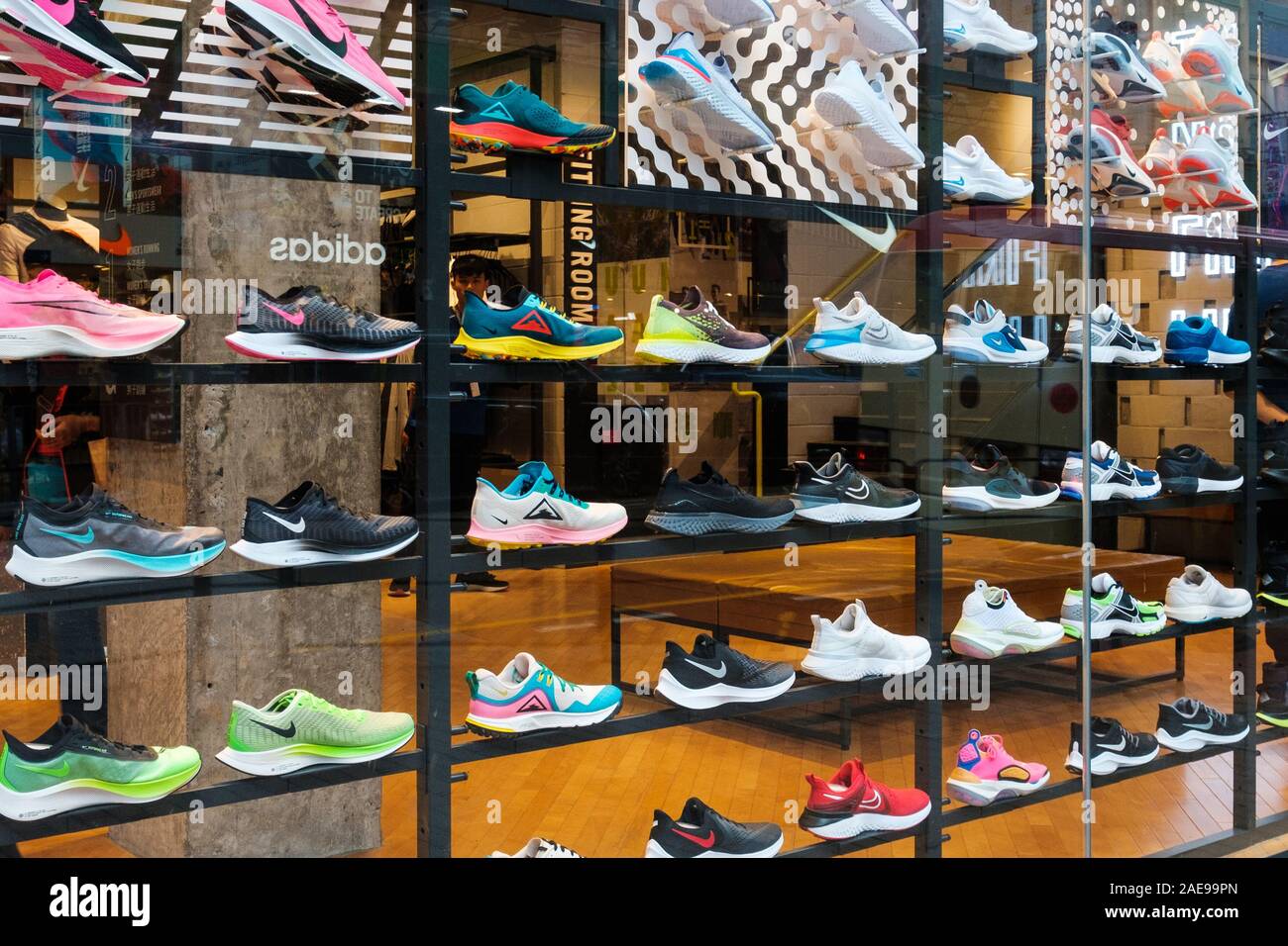 Noveber Hongkong, 2019: Nike sneakers en escaparate en la calle de  zapatillas en HongKong Fotografía de stock - Alamy