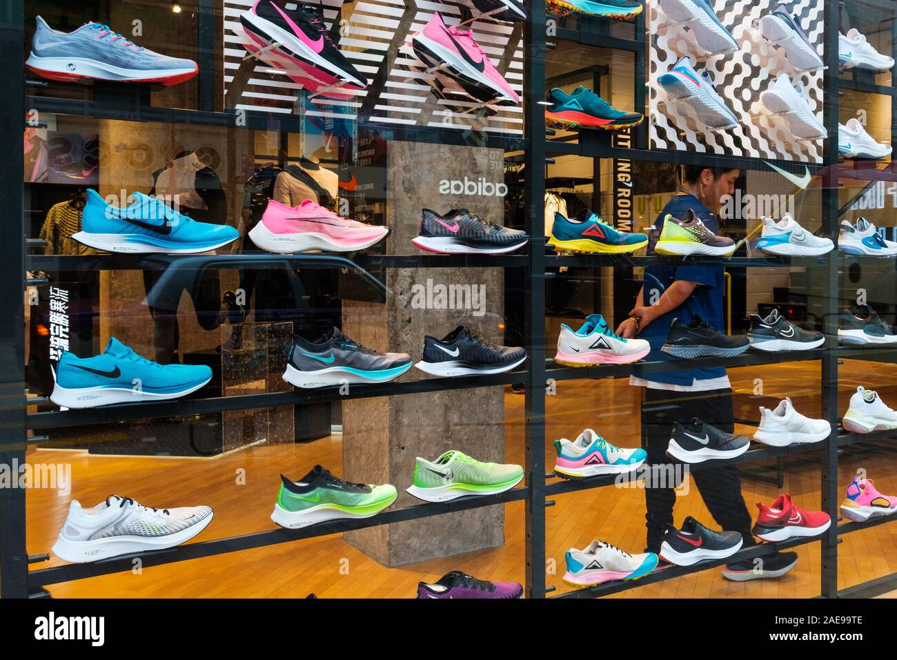 Noveber Hongkong, 2019: colección de zapatillas urbanas en ropa deportiva  tienda en la calle de zapatillas en HongKong Fotografía de stock - Alamy