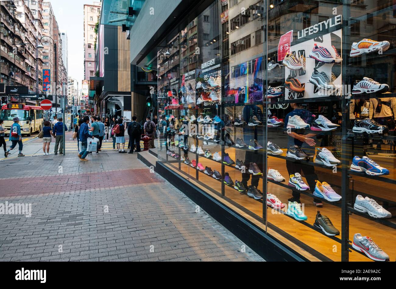 Noveber Hongkong, 2019: colección de zapatillas urbanas en ropa deportiva  tienda en la calle de zapatillas en HongKong Fotografía de stock - Alamy