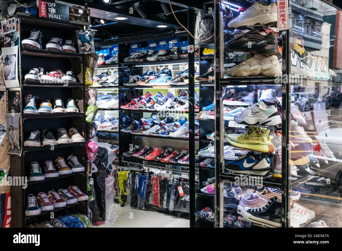 Noveber Hongkong, 2019: colección de zapatillas urbanas en ropa deportiva  tienda en la calle de zapatillas en HongKong Fotografía de stock - Alamy