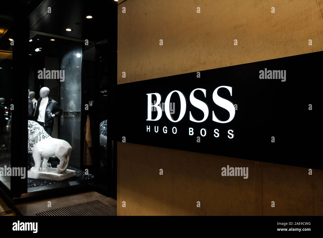  Noveber Hongkong, 2019 Hugo Boss logotipo tienda de carteles en la fachada y la ventana de