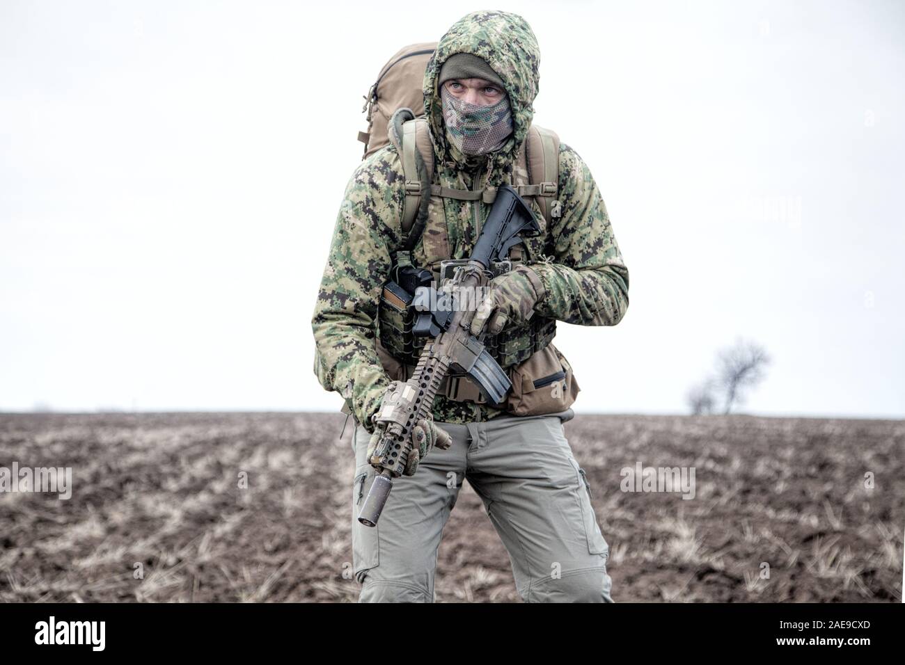 Retrato del soldado de infantería del ejército moderno en marzo Foto de stock