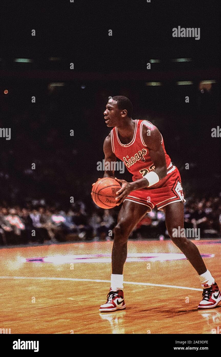 Michael Jordan, Chicago Bull en un juego contra New Jersey Nets en 1985  Fotografía de stock - Alamy
