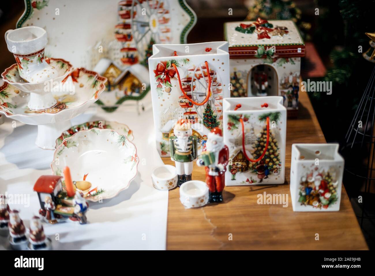 Estrasburgo, Francia - Dec 20, 2016: varios objetos de porcelana con tema  navideño anual durante la Marche de Noel en la ciudad francesa de  Estrasburgo en Villeroy y Boch store Fotografía de stock - Alamy