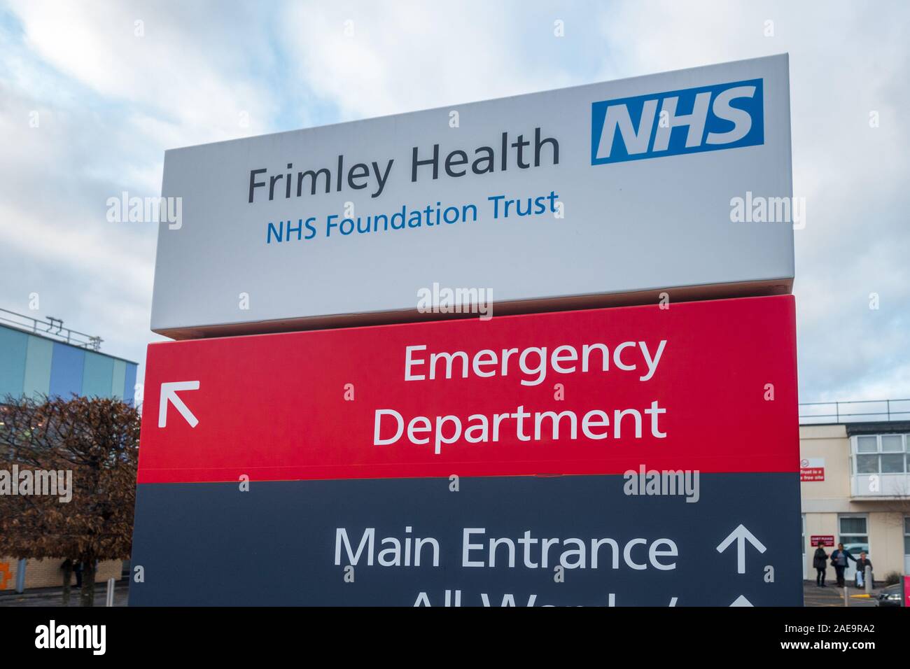 Un signo en el Frimley Park Hospital da instrucciones a la entrada principal y el servicio de urgencias Foto de stock
