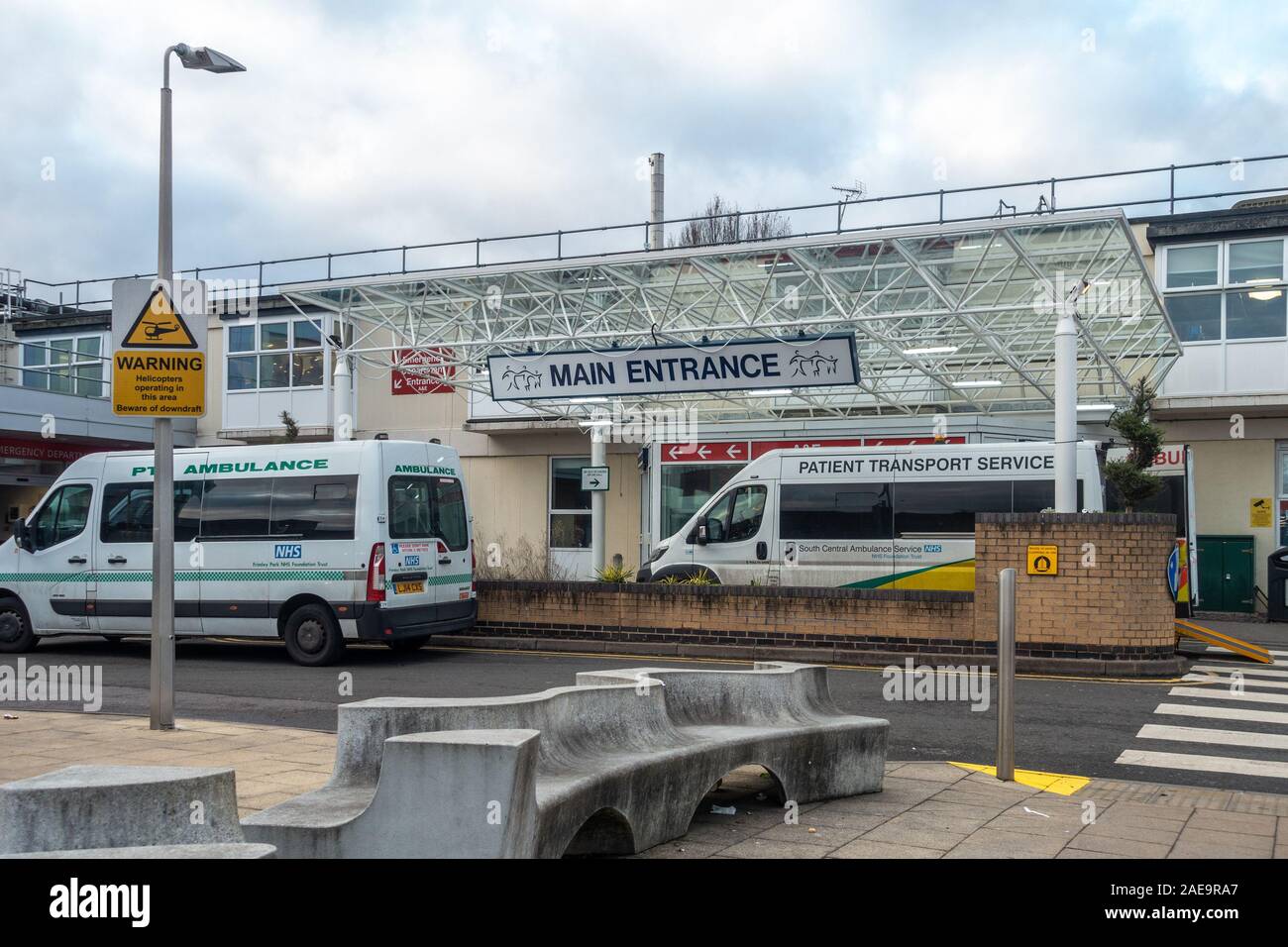 Entrada principal del Frimley Park Hospital en Frimley, Surrey, Reino Unido Foto de stock