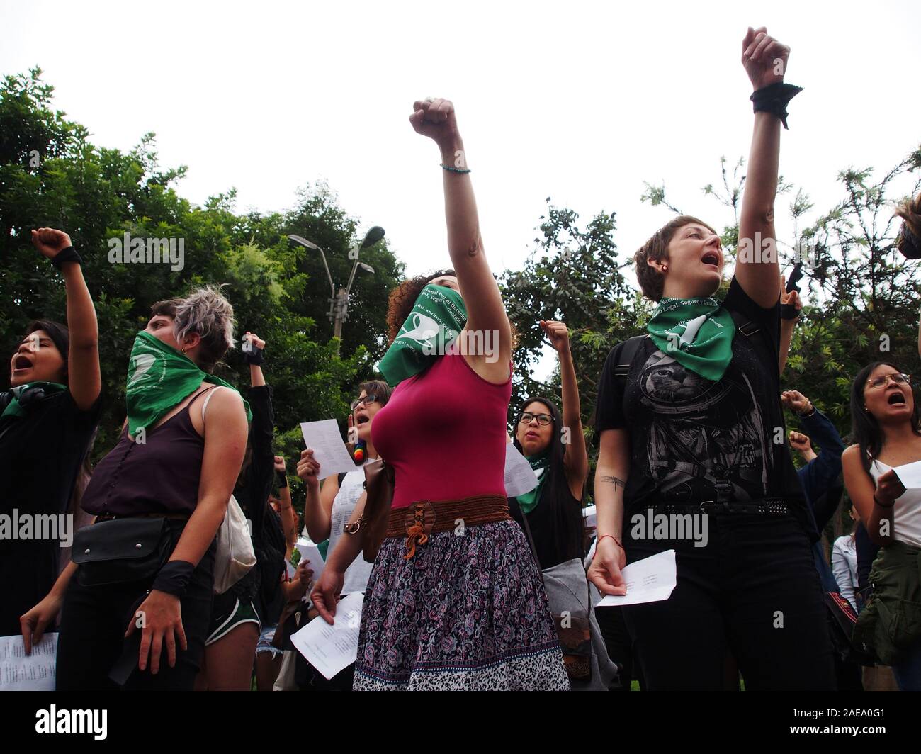 Mujeres manifestantes que llevaban pañuelos verdes actuando en una  feminista 'flash mob un violador en tu camino" (en español "un violador en  tu camino') en protesta por la violencia contra la mujer.