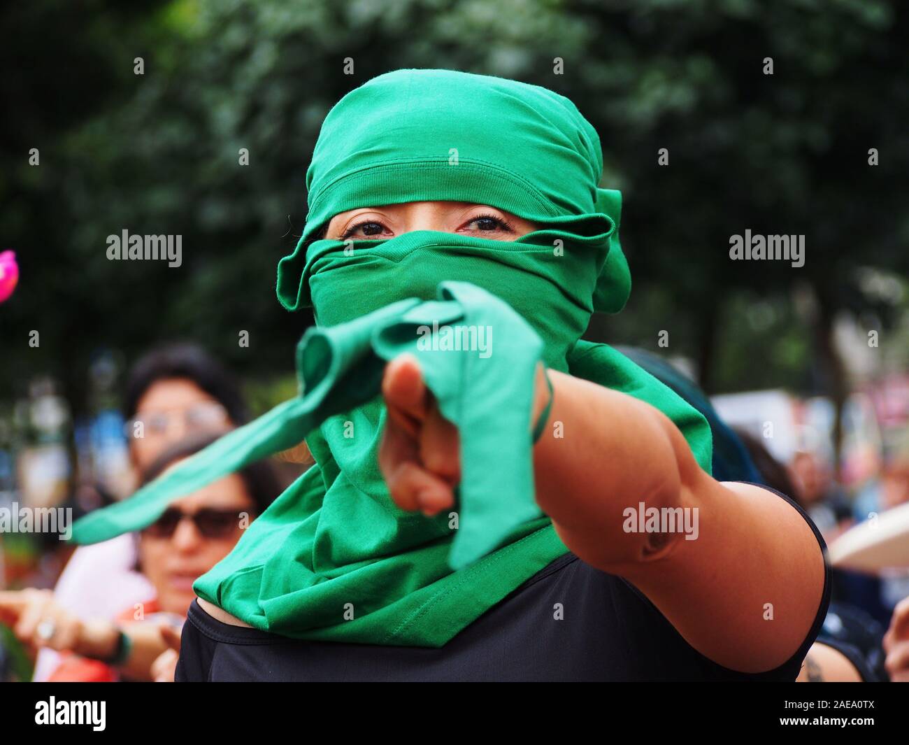 Un manifestante vestida de pañuelo verde máscara actuando en una feminista  'flash mob un violador en tu camino" (en español "un violador en tu  camino') en protesta por la violencia contra la