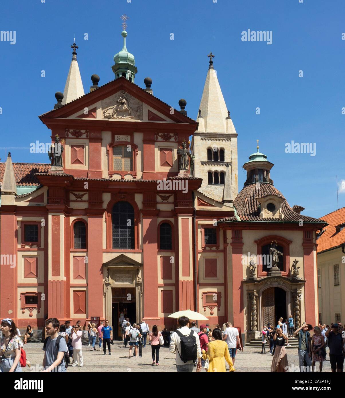 Basílica de San Jorge y los turistas en la Plaza de San Jorge Praga Castillo complejo Praga República Checa. Foto de stock