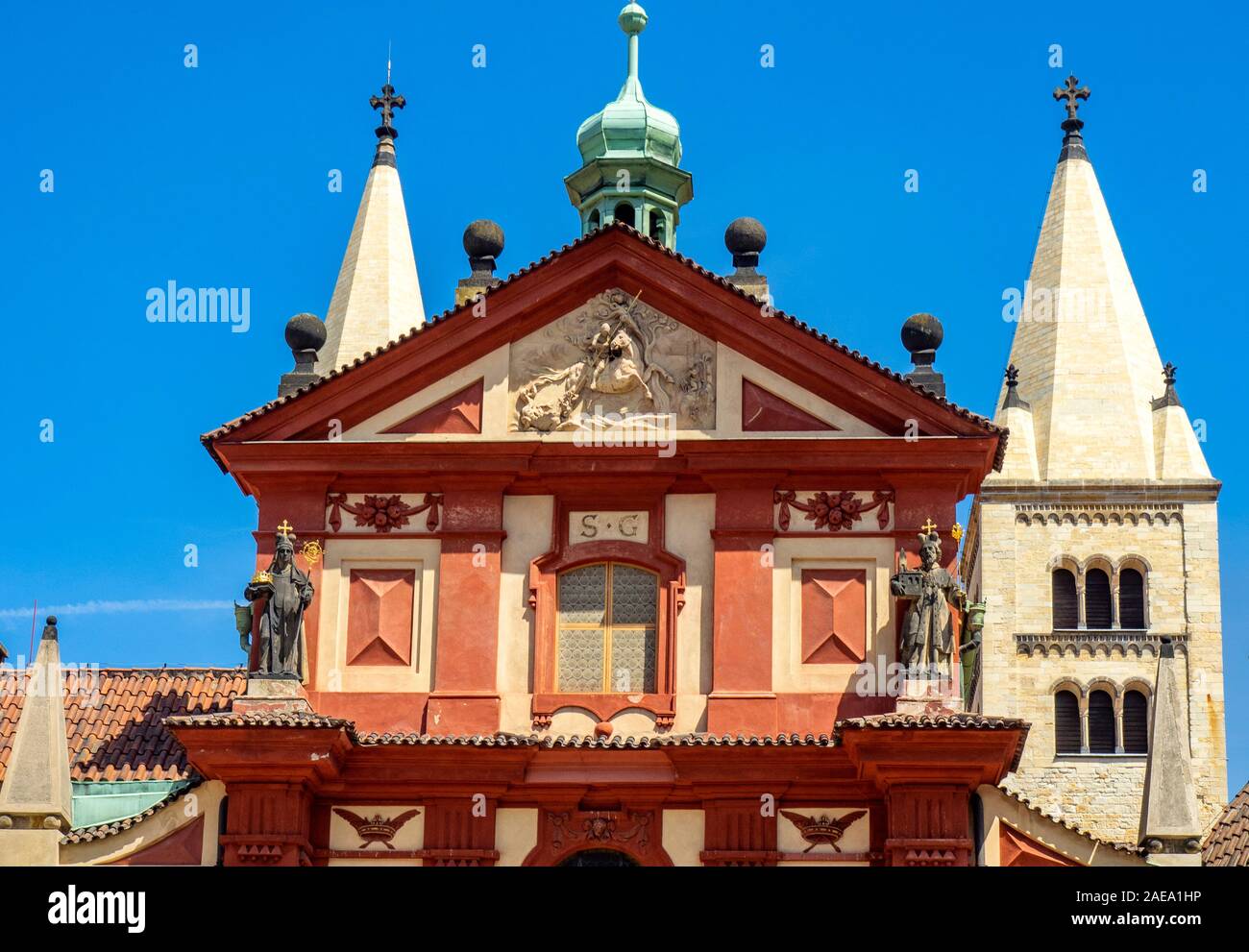Estatuas de arenisca de Vratislaus I y el Beato Mlada San Jorge matar dragón piedra tallado tímpano Basílica de San Jorge Praga República Checa. Foto de stock