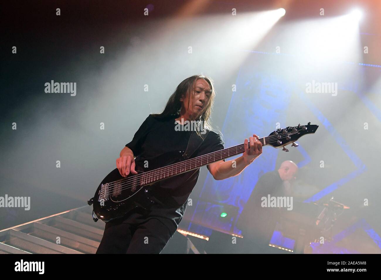 Río de Janeiro, Brasil, 6 de diciembre de 2019. El bajista John Myung del grupo de metal progresivo Dream Theater durante un concierto en Río de Janeiro. Foto de stock