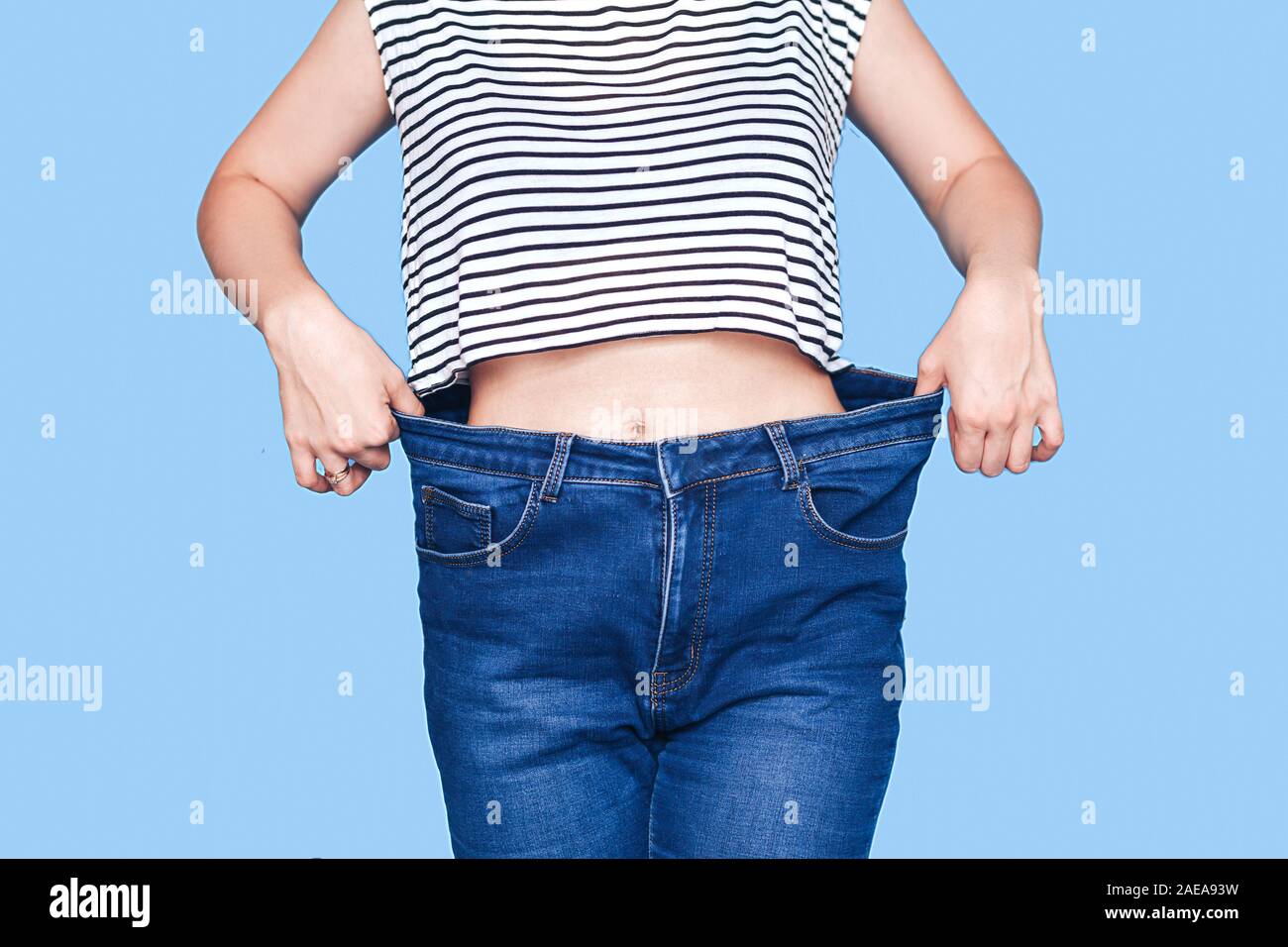 Cuerpo de mujer skinny jeans pantalones flojos Fotografía de -