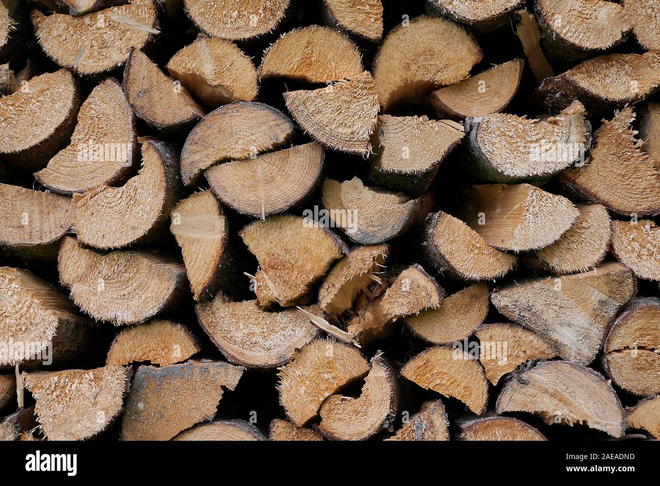 Brennholz, gestapelte Holzscheite Foto de stock