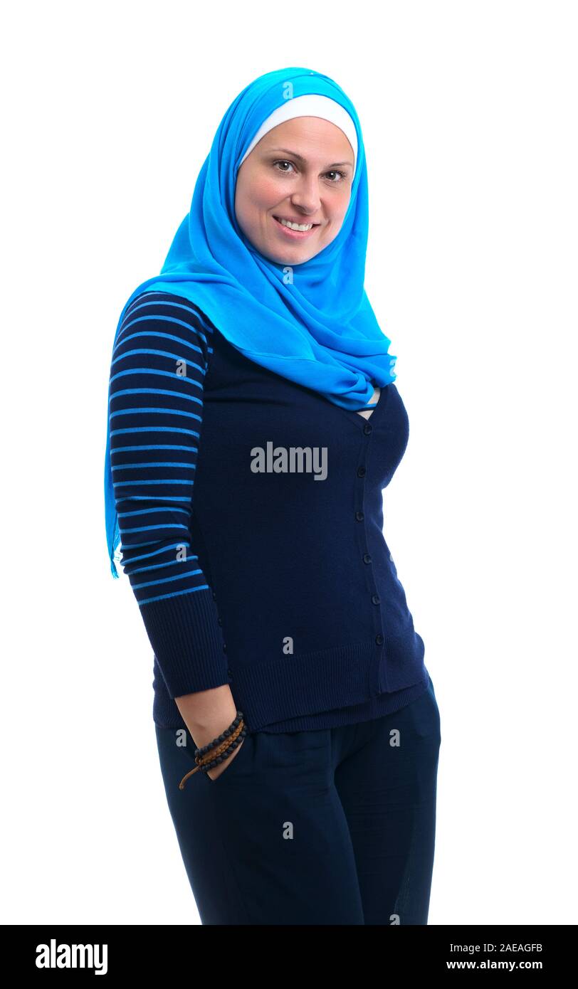 Feliz mujer vistiendo Clotiong árabe musulmana con una hermosa sonrisa, aislado sobre fondo blanco. Foto de stock