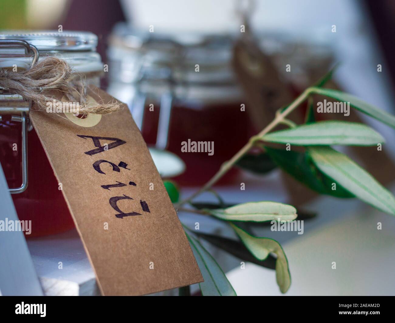 Los pequeños frascos de vidrio lleno de miel, eucalipto y decorado con un  escrito adjunto a ellos diciendo "gracias Fotografía de stock - Alamy