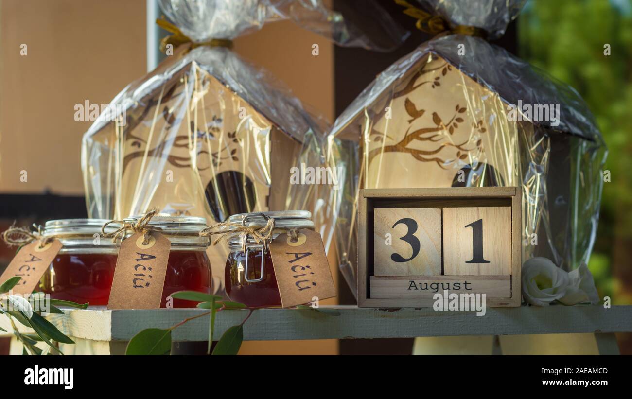 Regalos de boda para los asistentes: casas de madera y pequeños tarros de vidrio con 'Gracias' notas y una fecha de "31 de agosto" Foto de stock