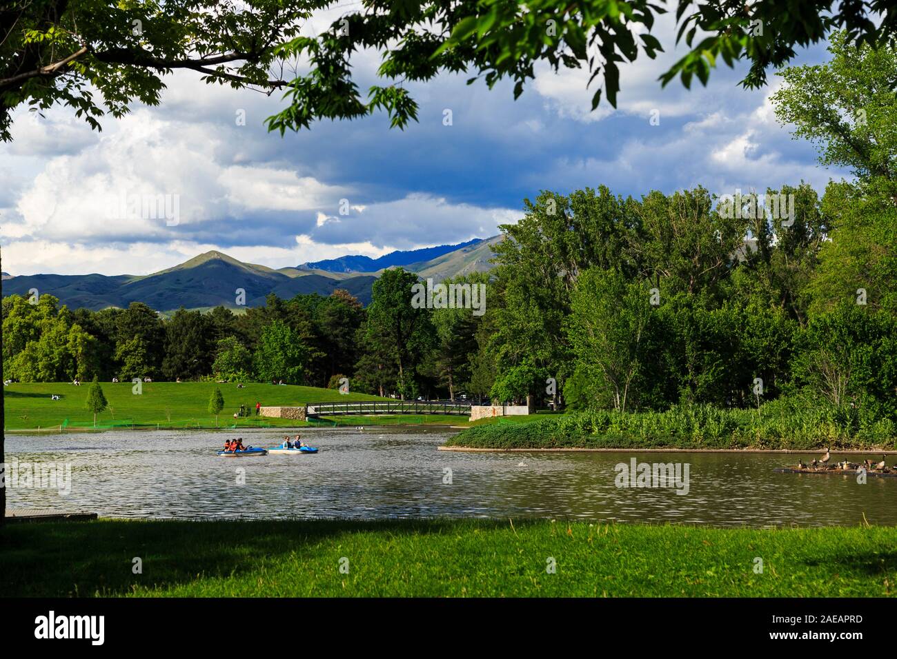 En esta foto, la gente la paleta botes de remos en el estanque en Liberty Park en Salt Lake City, Utah, EE.UU.. Foto de stock