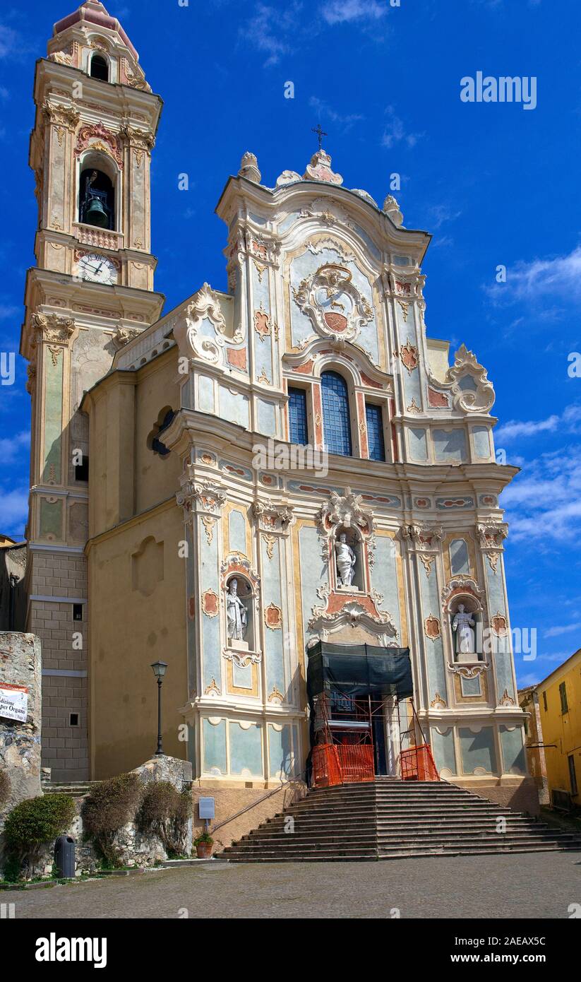 Iglesia barroca Chiesa San Giovanni Battista, Cervo, en la provincia de Imperia, Riviera di Ponente, Liguria, Italia Foto de stock