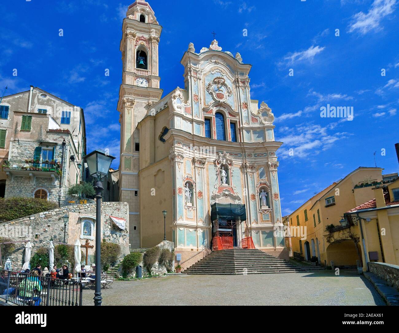 Iglesia barroca Chiesa San Giovanni Battista, Cervo, en la provincia de Imperia, Riviera di Ponente, Liguria, Italia Foto de stock