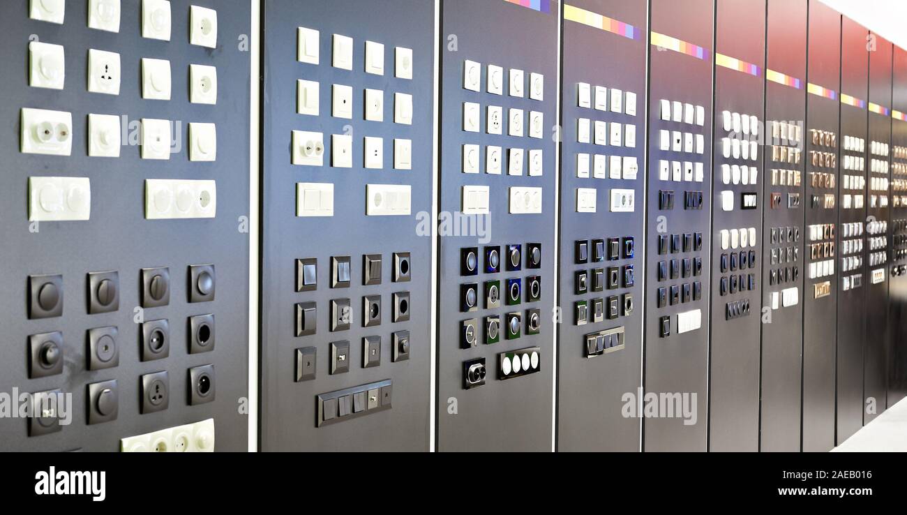 Interruptores luz y enchufes en la tienda Fotografía de stock - Alamy