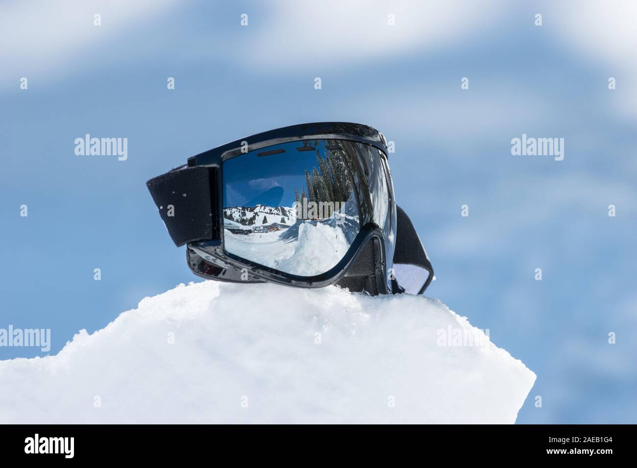 Acercamiento De Las Gafas De Esquí De Un Hombre Con El Reflejo De Las  Montañas Nevadas. Hombre En El Fondo Cielo Azul. Imagen de archivo - Imagen  de tarjeta, nieve: 257186375