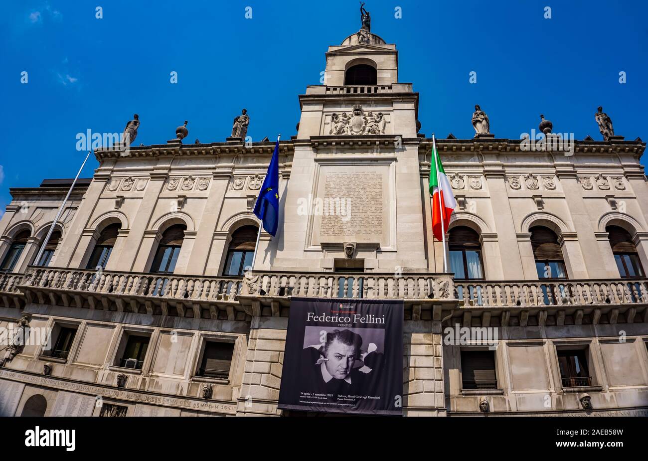 PADUA, Italia - 25 de mayo de 2019: Cartel para exposición conmemora el centenario del nacimiento de Federico Fellini en Padua, Italia. Fellini, uno de Ital Foto de stock
