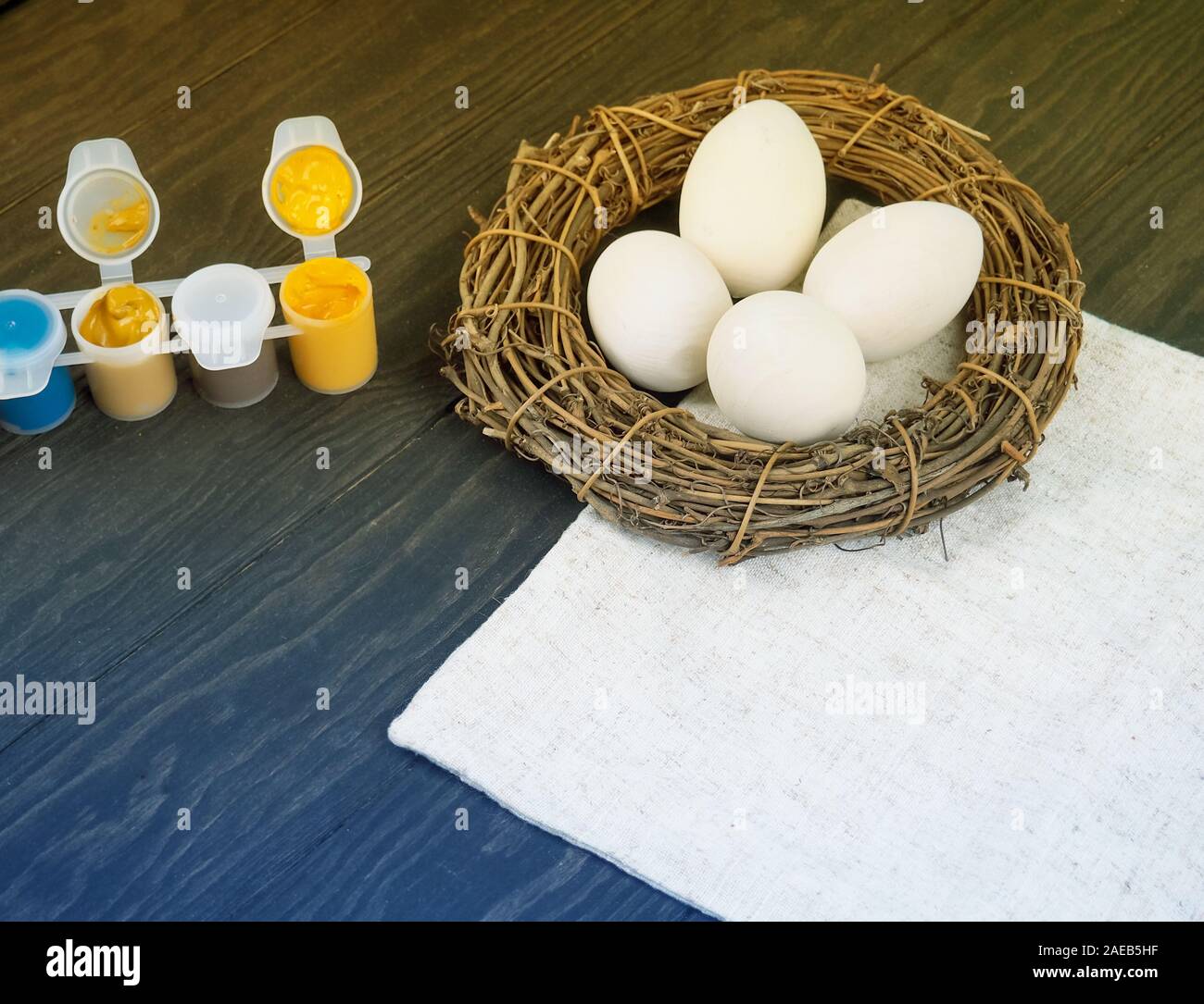 Huevos de madera de Pascua para pintar, tubos de pintura para joyas hechas  a mano Fotografía de stock - Alamy