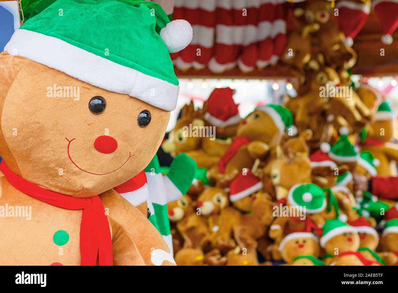 Peluche gingerbread man en la pantalla otorgados como premios en la feria de Navidad, el país de las maravillas invernal en Londres Foto de stock