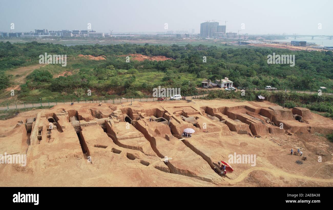 Nanchang. El 8 de diciembre de 2019. Foto aérea tomada el 23 de agosto de 2019 muestra las antiguas tumbas excavadas en Ganjiang nuevo Distrito, Nanchang, provincia de Jiangxi de China oriental. Los arqueólogos han excavado 73 tumbas que datan de hace 1.400 años en China oriental de la provincia de Jiangxi, el instituto local de reliquias culturales y arqueología, dijo el sábado. Se cree que la mayoría de las tumbas descubiertas fueron construidas en las Seis Dinastías (222-589). Con 8.000 metros cuadrados, fue descubierto en junio de 2013. La excavación comenzó en agosto de 2018. Crédito: Xinhua/Alamy Live News Foto de stock