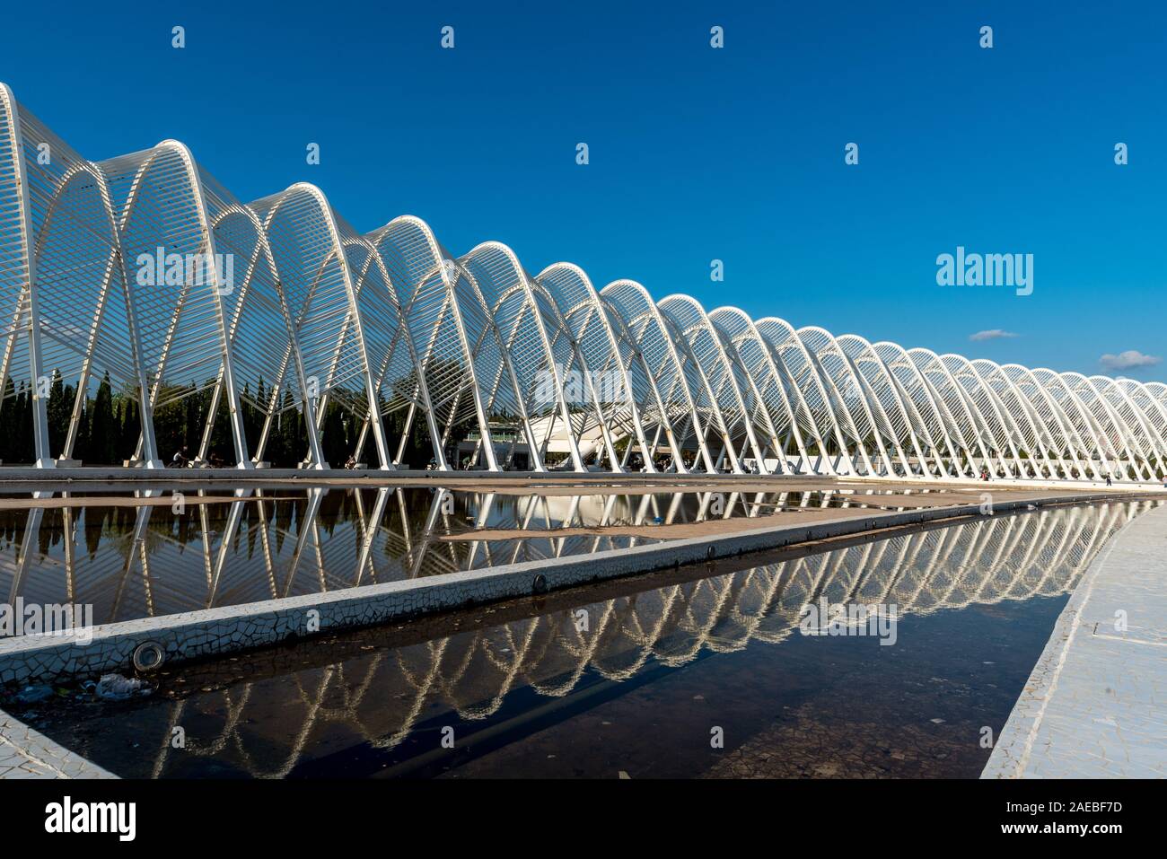 Monumento arco de acero y piscina en el complejo olímpico de 2004 en Atenas, Grecia Foto de stock