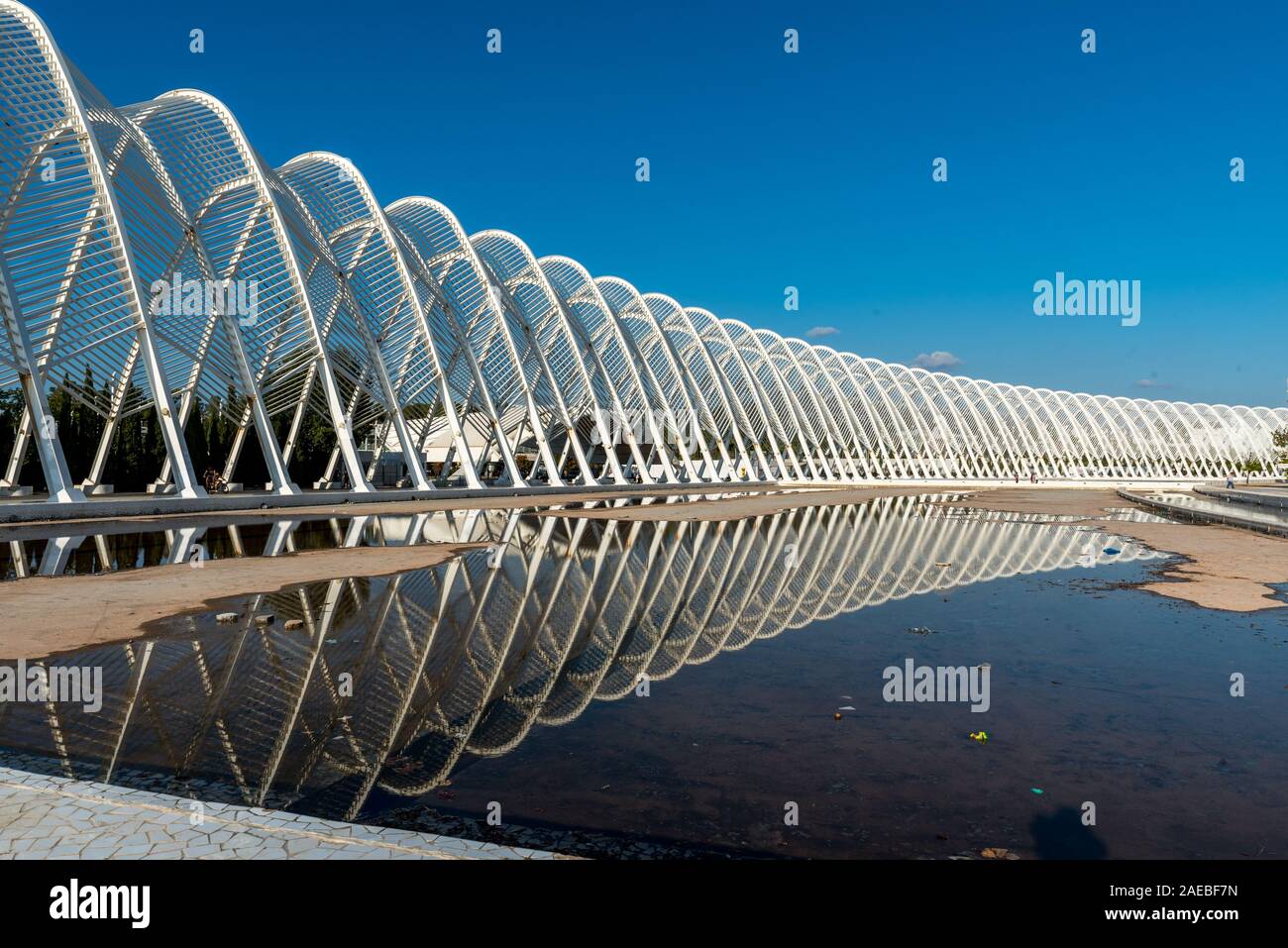 Monumento arco de acero y piscina en el complejo olímpico de 2004 en Atenas, Grecia Foto de stock