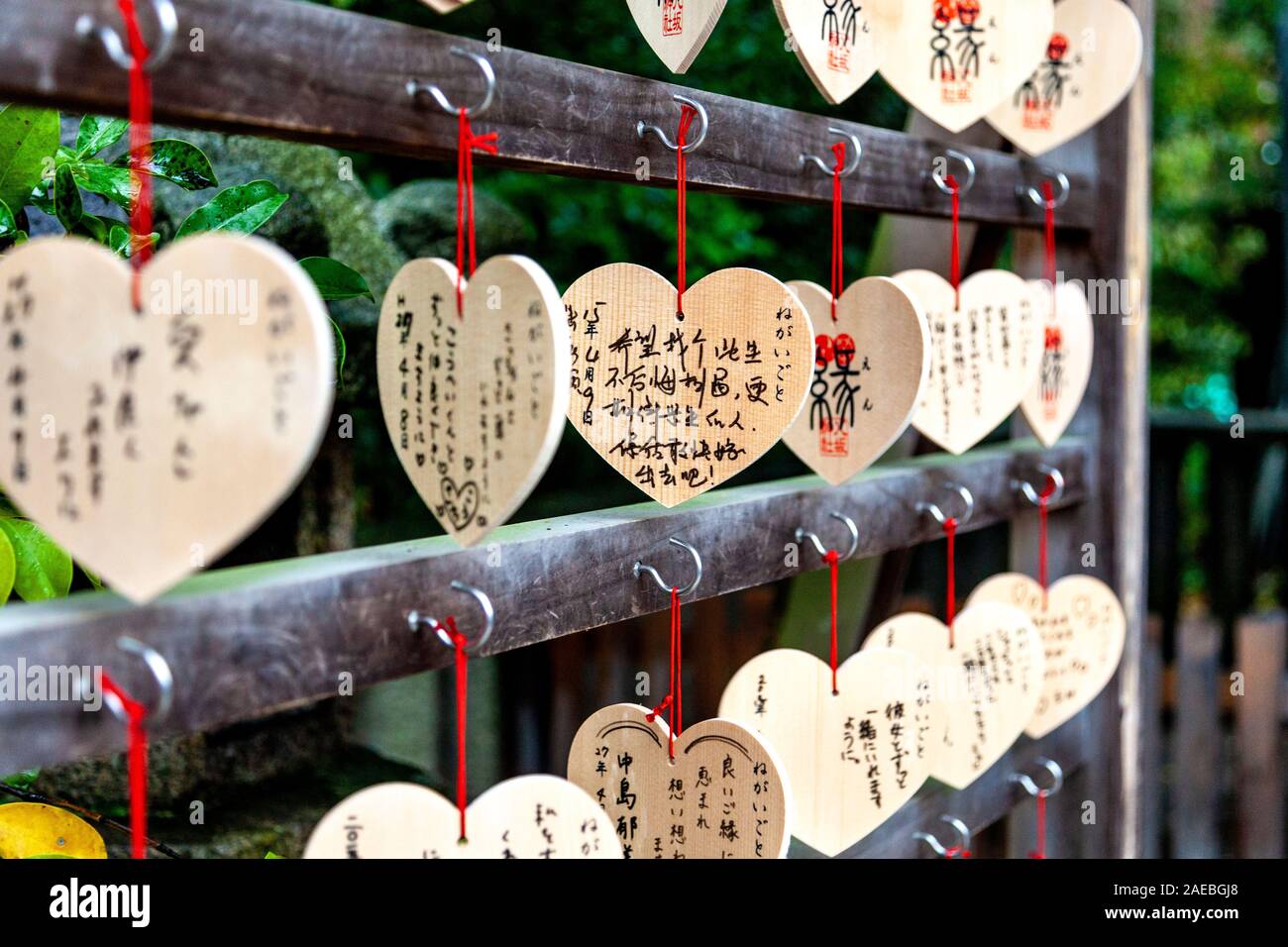 Ema en forma de corazón de madera, placas con oraciones y deseos para el templo espíritus, Yasaka, Kyoto, Kansai, Japón Foto de stock
