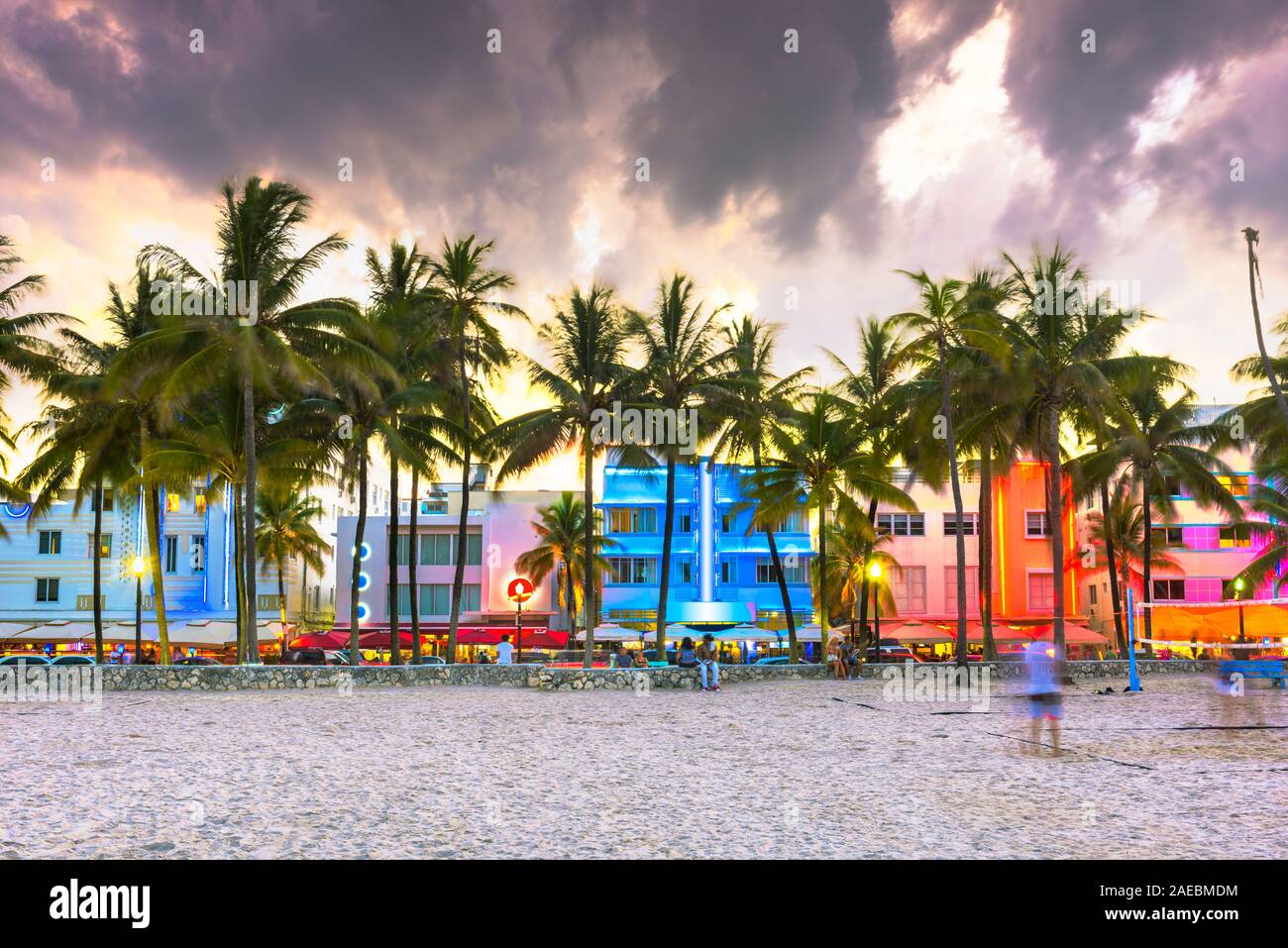 Miami Beach, Florida, EE.UU. el paisaje urbano con edificios art deco de Ocean Drive en penumbra. Foto de stock