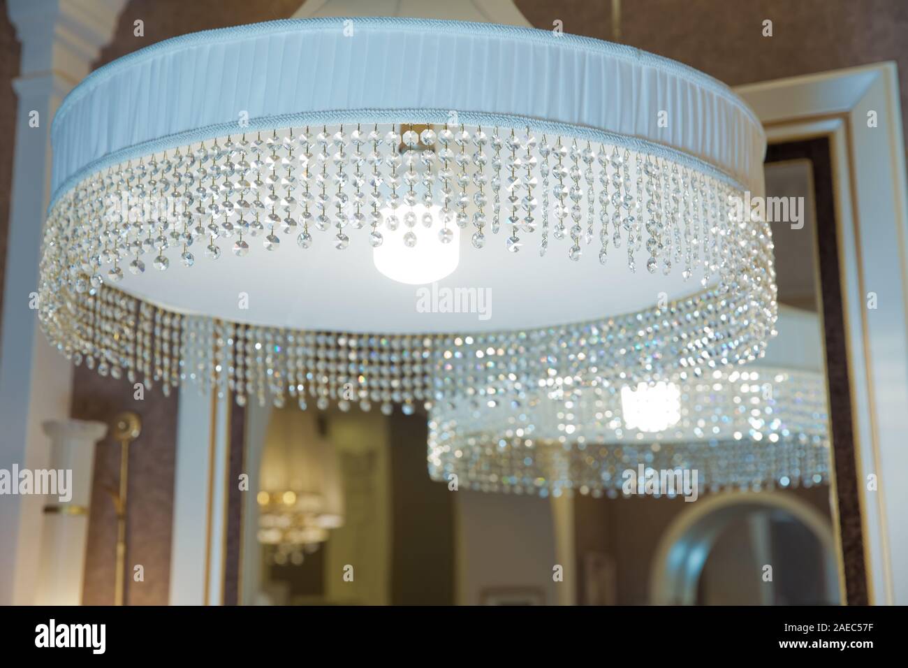 https www alamy es lamparas de luz colgantes aislados lampara de cristal interior del restaurante con grandes lamparas de luz blanca image335869731 html