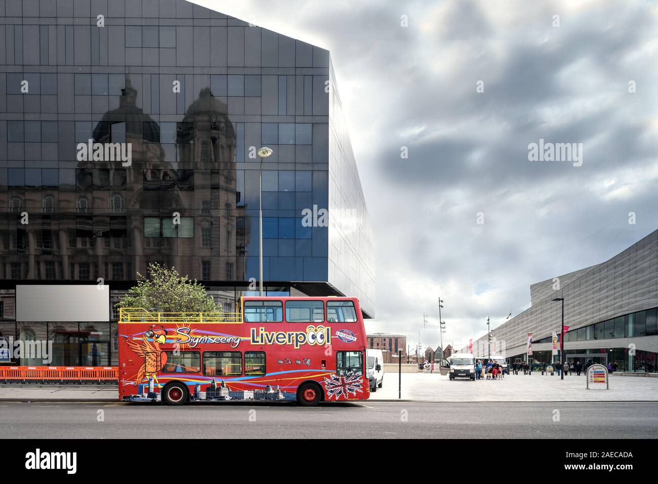 Liverpool, Reino Unido-19 DE MAYO, 2015:Hop On hop off bus para explorar la ciudad en Liverpool, reino unido Foto de stock