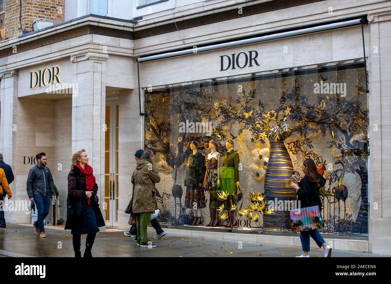 Tiendas de lujo en New Bond Street, la temporada de Navidad en Londres, Dior, escaparate, Foto de stock