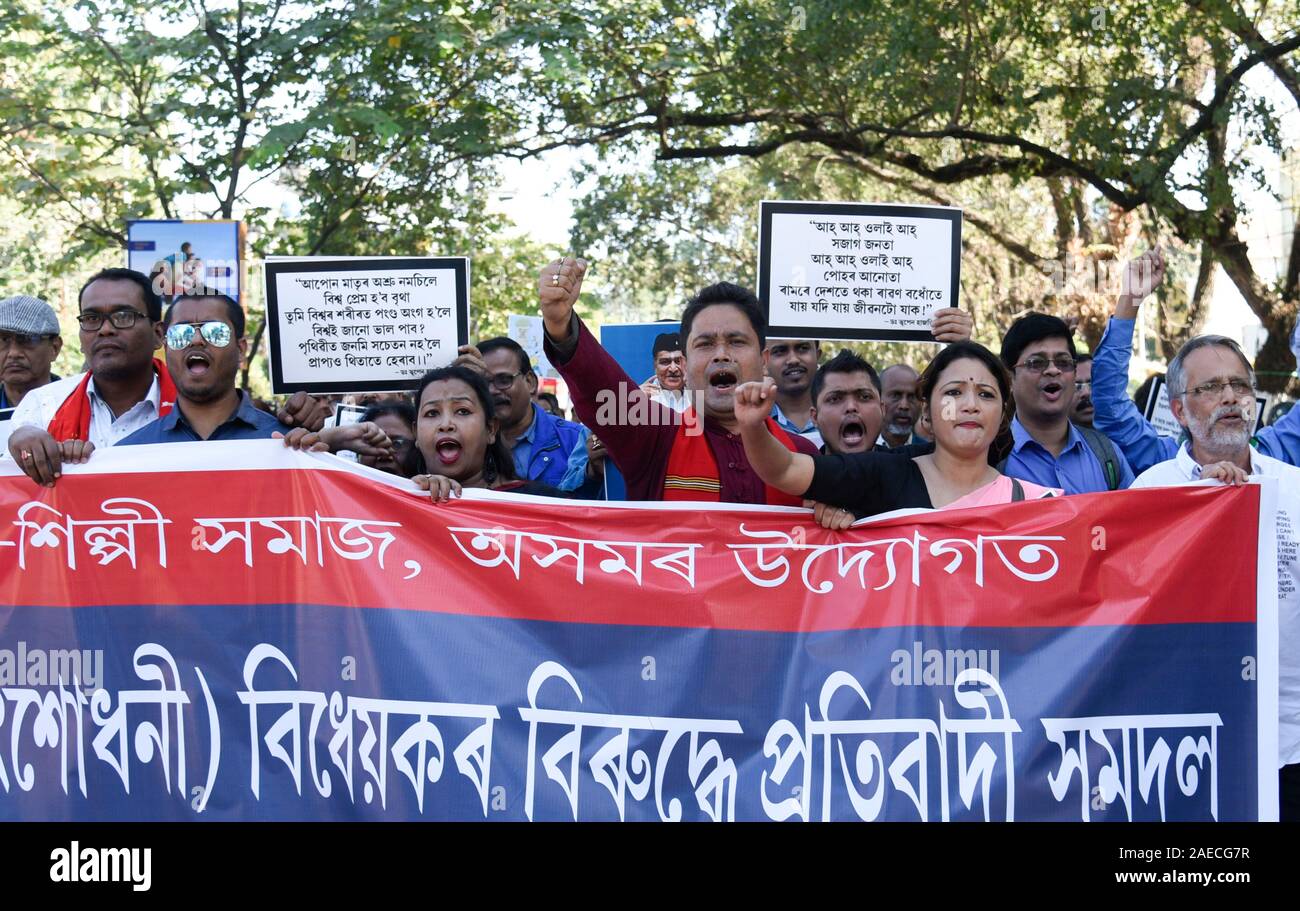 En Assam, la India. 08 dic, 2019. Protesta contra el proyecto de enmienda a la Ley de ciudadanía. Guwahati, Assam, India. 8 de diciembre de 2019. Varios escritores y artistas durante una protesta por el proyecto de enmienda a la Ley de ciudadanía, 2019 (Cabina) en Guwahati, el domingo 8 de diciembre, 2019. Crédito: David Talukdar/Alamy Live News Foto de stock