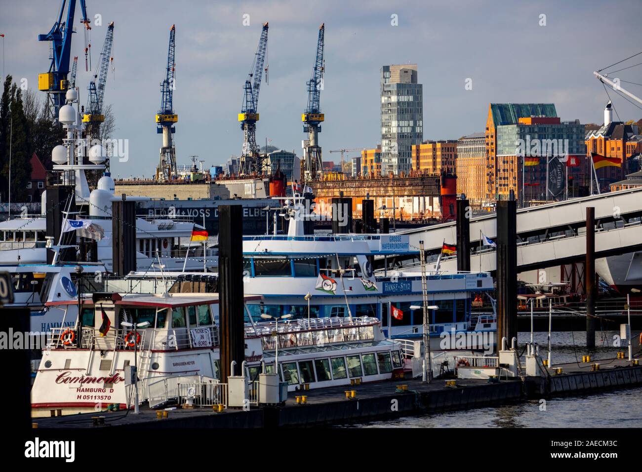 Hamburgo, el puerto, el puerto en el Elba, Kehrwiederspitze, veleros, lanchas, botes, de ida y vuelta al puerto y astilleros Blohm Voss, Foto de stock
