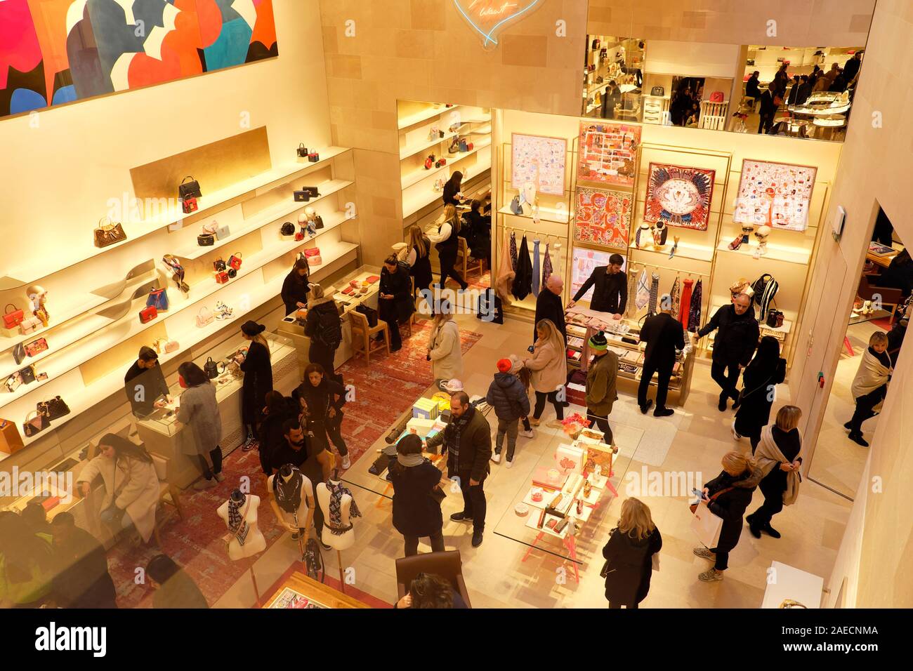 Louis Vuitton tienda de lujo interior y la gente de compras en el interior  de los compradores en New Bond Street en Londres Inglaterra Gran Bretaña  KATHY DEWITT Fotografía de stock -