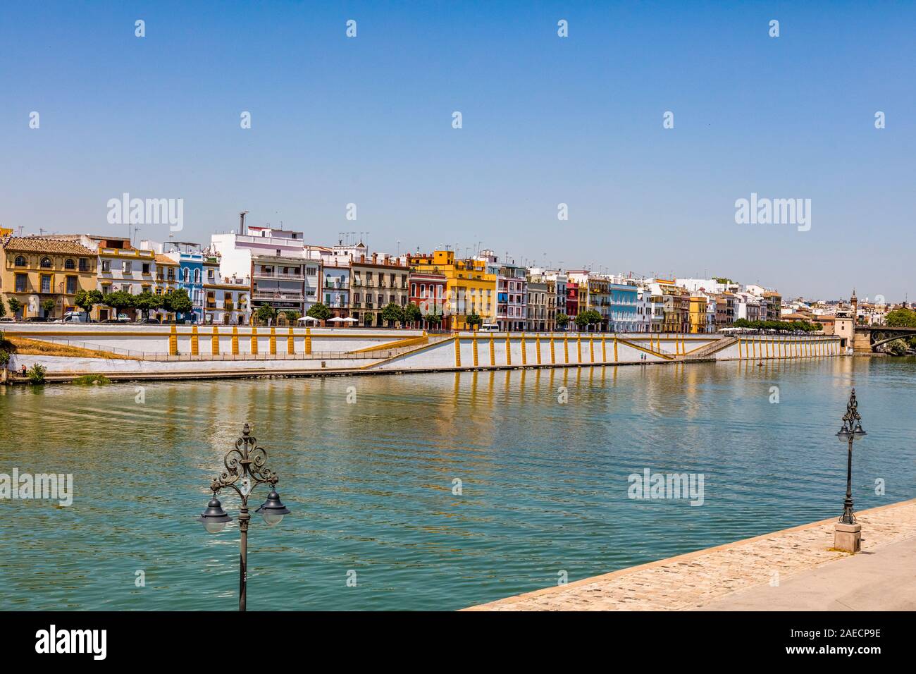 El Barrio de Triana cruzando el río Guadalquivir en Sevilla, Andalucía, España Foto de stock