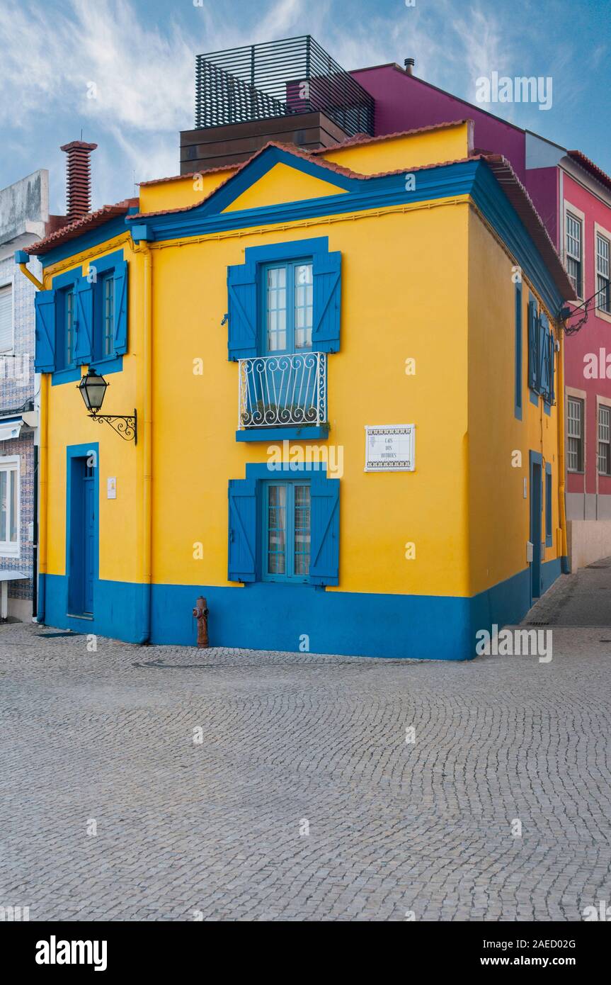 Casa tradicional fachada de estuco de color amarillo y la pintura azul en  Aveiro, Portugal Fotografía de stock - Alamy