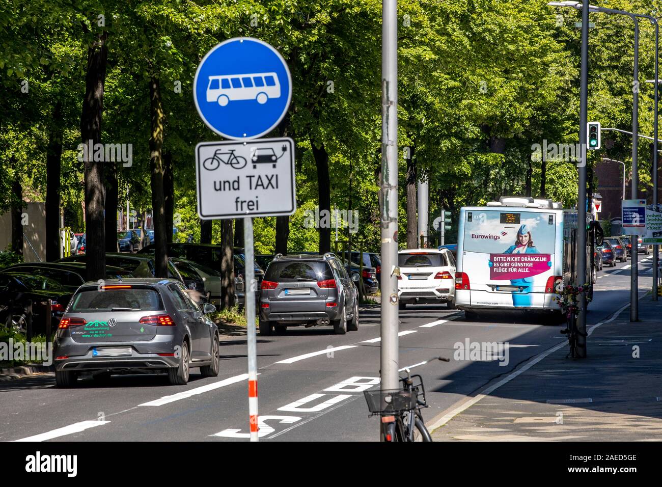Düsseldorf, ambientales lane Prinz-Georg-Strasse, en el distrito de Pempelfort, sólo taxis, ciclistas, autobuses y e-cars se les permite conducir en t Foto de stock