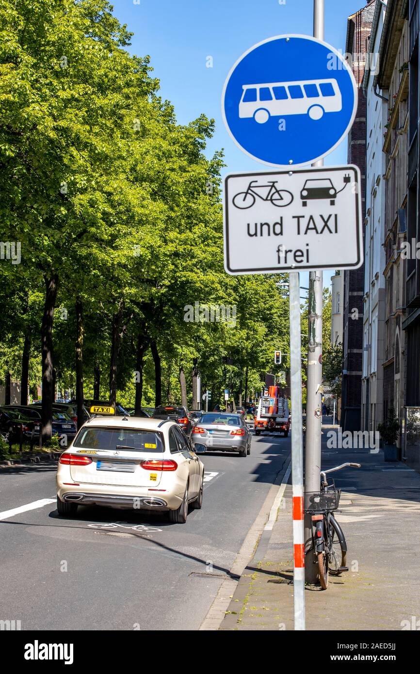 Düsseldorf, ambientales lane Prinz-Georg-Strasse, en el distrito de Pempelfort, sólo taxis, ciclistas, autobuses y e-cars se les permite conducir en t Foto de stock