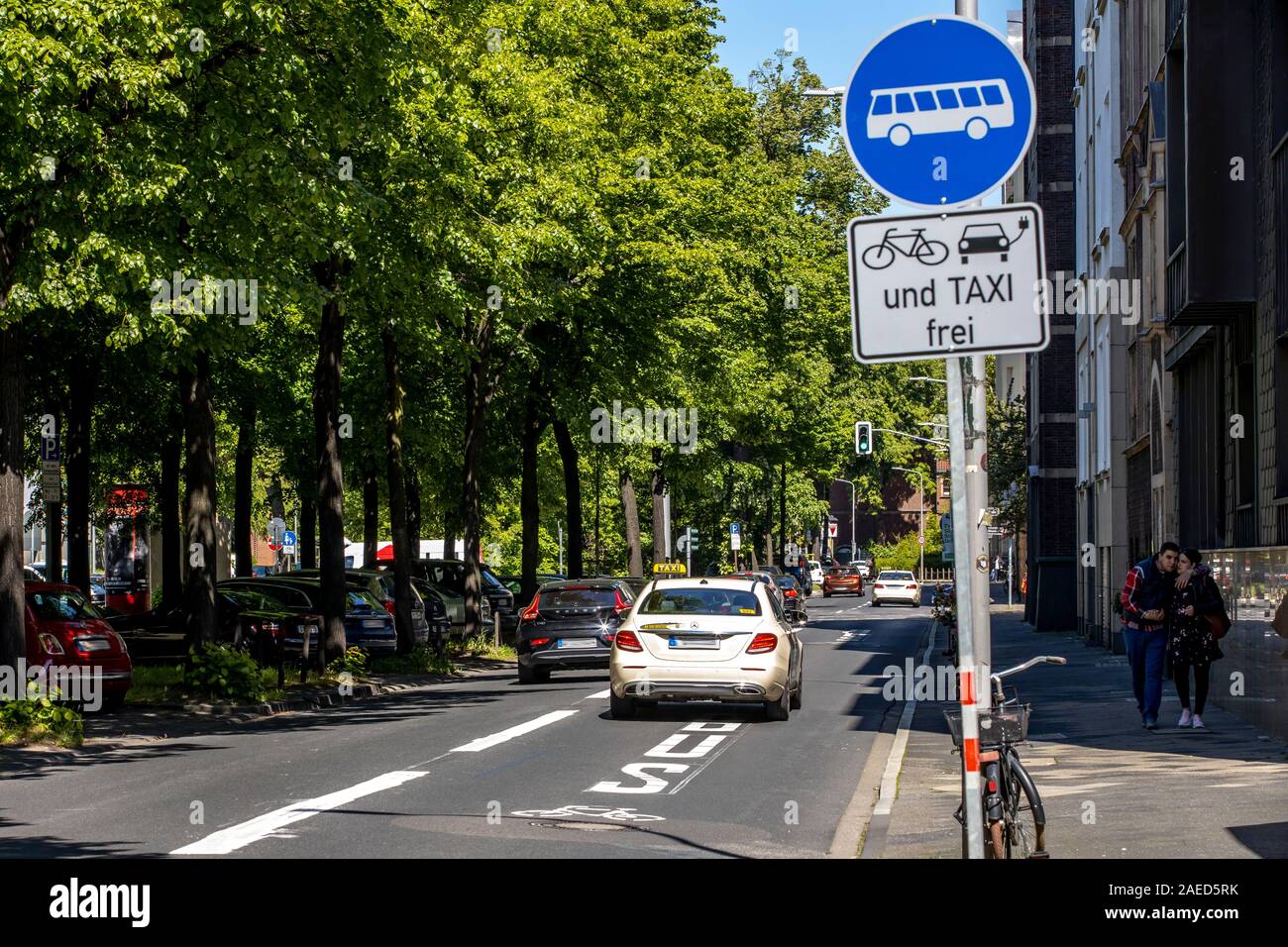 Düsseldorf, ambientales lane Prinz-Georg-Strasse, en el distrito de Pempelfort, sólo taxis, ciclistas, autobuses y e-cars se les permite conducir en t Foto de stock