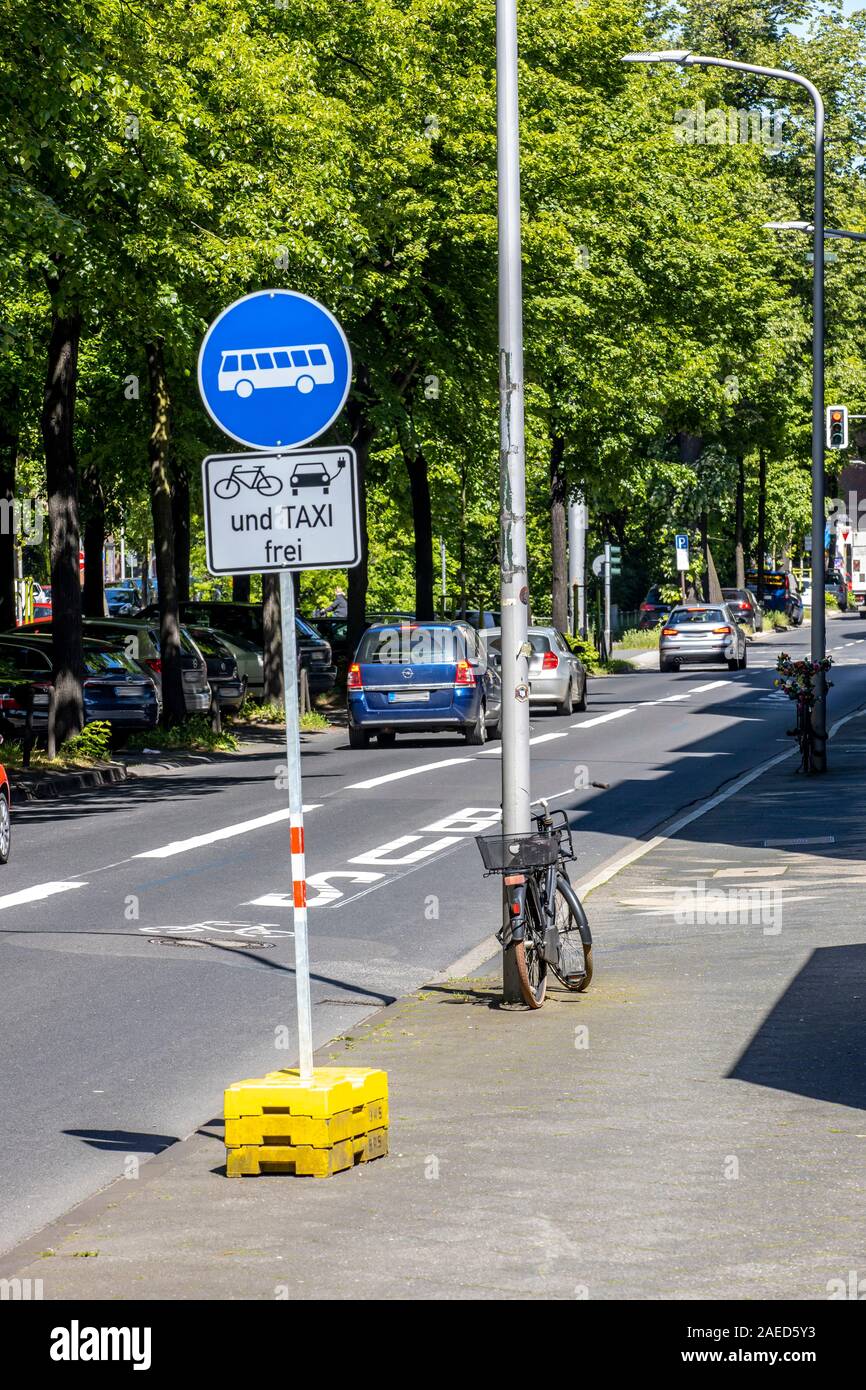 Düsseldorf, ambientales lane Prinz-Georg-Strasse, en el distrito de Pempelfort, sólo taxis, ciclistas, autobuses y e-cars se les permite conducir en t Foto de stock