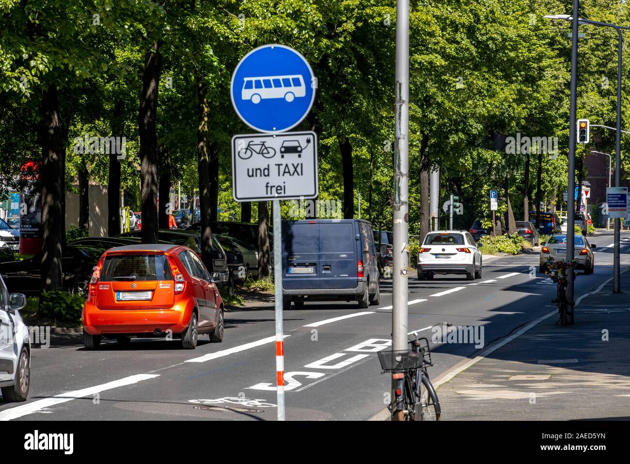 Düsseldorf, ambientales lane Prinz-Georg-Strasse, en el distrito de Pempelfort, sólo taxis, ciclistas, autobuses y e-cars se les permite conducir en t Foto de stock