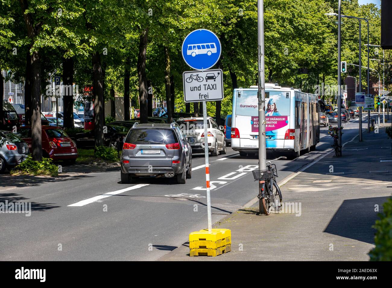 Düsseldorf, ambientales lane Prinz-Georg-Strasse, en el distrito de Pempelfort, sólo taxis, ciclistas, autobuses y e-cars se les permite conducir en t Foto de stock