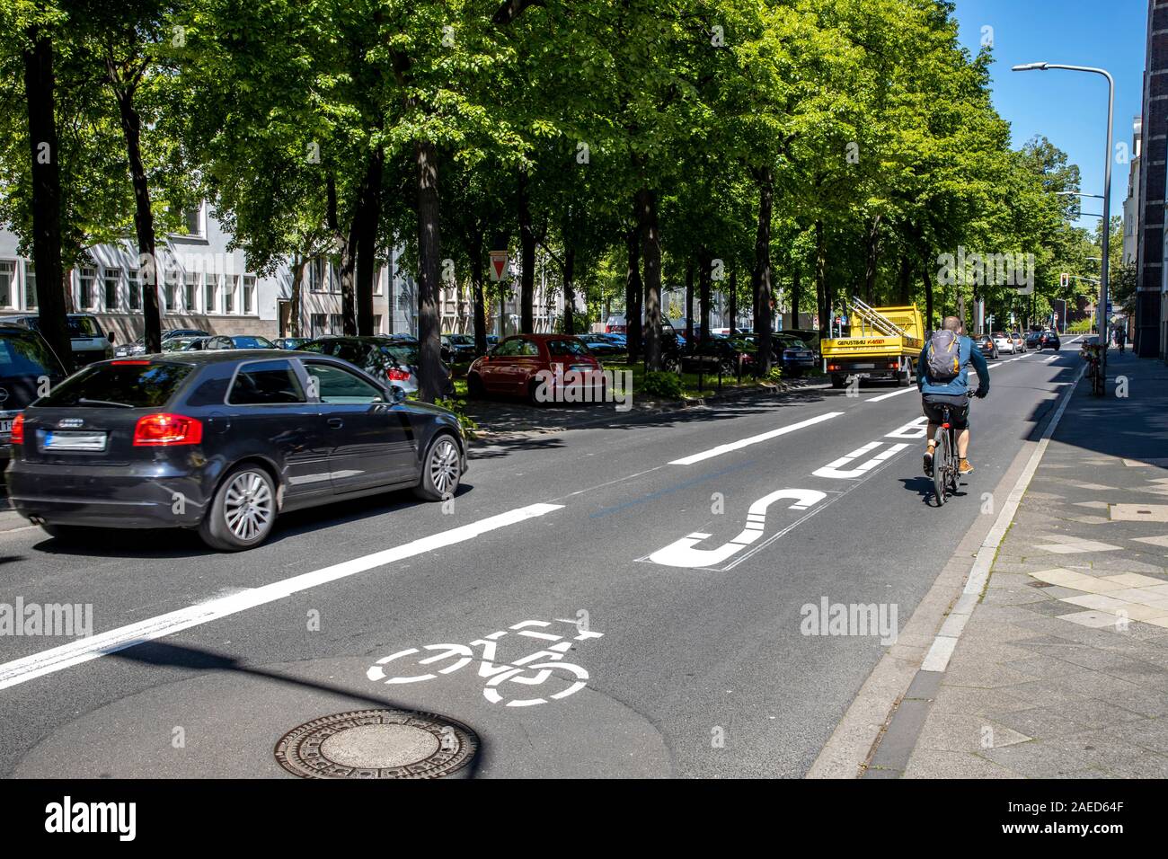 Düsseldorf, ambientales lane Prinz-Georg-Strasse, en el distrito de Pempelfort, sólo taxis, ciclistas, autobuses y e-cars se les permite conducir en t Foto de stock