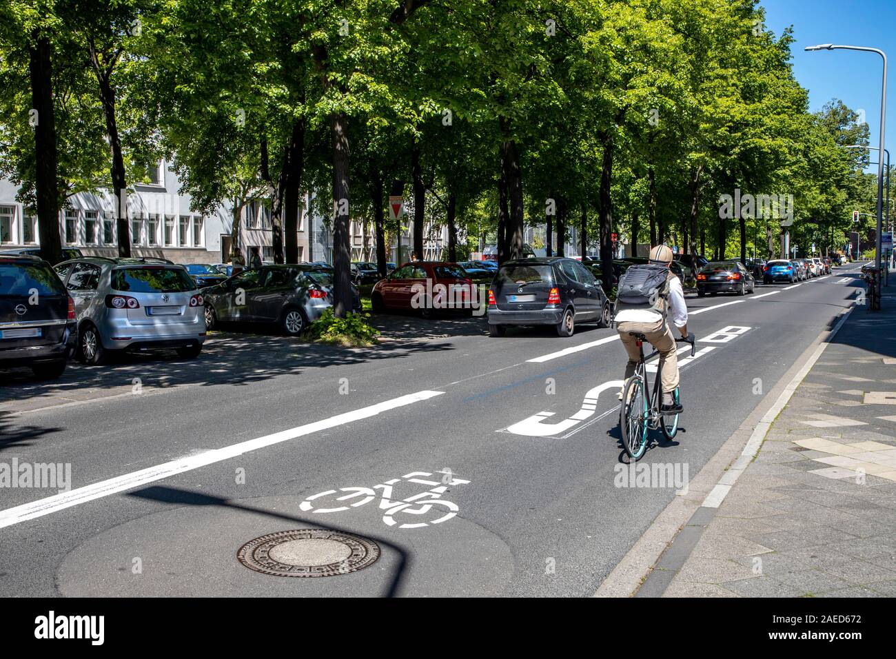 Düsseldorf, ambientales lane Prinz-Georg-Strasse, en el distrito de Pempelfort, sólo taxis, ciclistas, autobuses y e-cars se les permite conducir en t Foto de stock