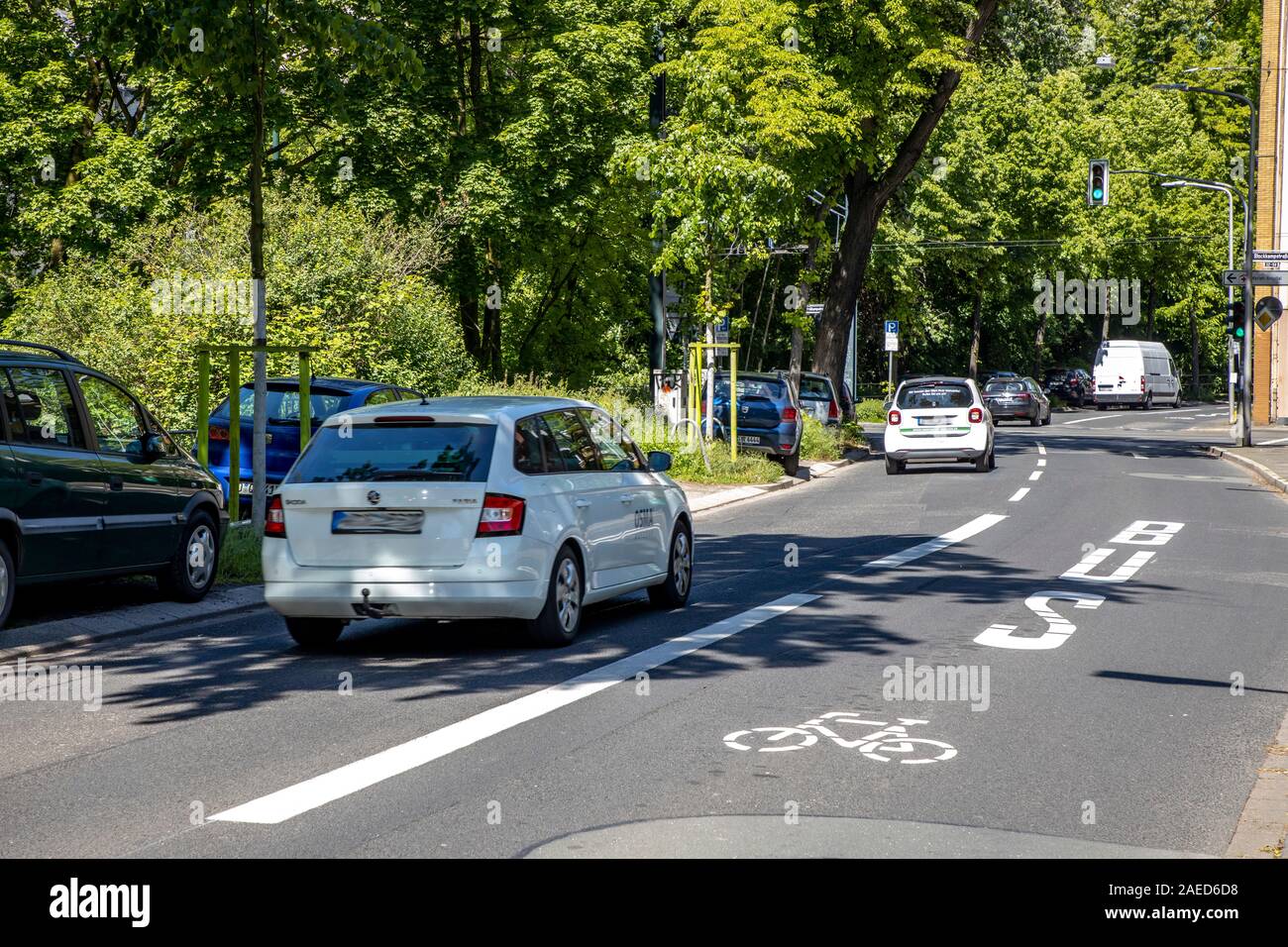 Düsseldorf, ambientales lane Prinz-Georg-Strasse, en el distrito de Pempelfort, sólo taxis, ciclistas, autobuses y e-cars se les permite conducir en t Foto de stock